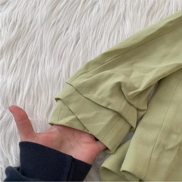 🌟RARE🌟 Aritzia Babaton Macauley Cropped Blazer in soft sage green (XXS) - Picture 4 of 8